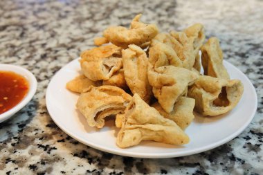 Derin kızarmış balık et topu baharatlı sos ile