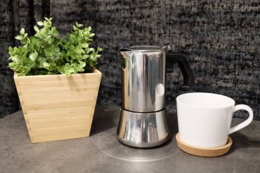 Masanın üzerine Pot ile kahve fincanı