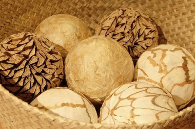 Ahşap sepet içinde doğal dekoratif topları