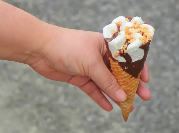 Mão Segurando Gelado Cones com Chocolate — Fotografia de Stock