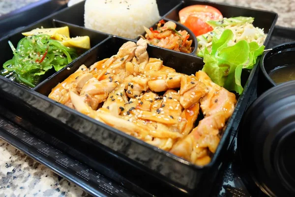 Deliciosa caixa de Bento japonês com frango Teriyaki — Fotografia de Stock