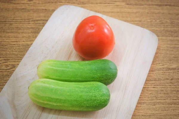 Fresh Tomato with Cucumbers on Cutting Board — Stock Photo, Image