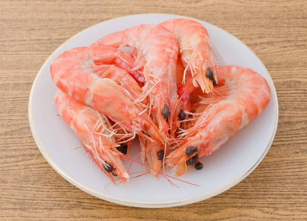 Crevettes cuites ou crevettes tigrées dans une assiette blanche — Photo