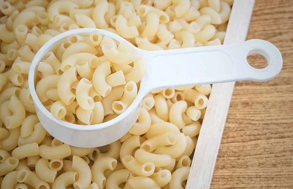 Macaroni au coude ou pâtes Gomiti en tasse à mesurer — Photo