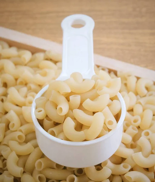 Macaroni au coude ou pâtes Gomiti en tasse à mesurer — Photo