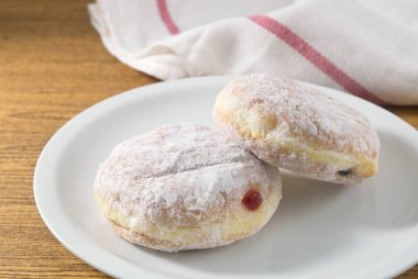 Çilek reçeli ile dolu iki lezzetli Donut 