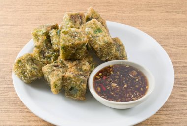 Kızarmış sarımsak Chives Dumpling soya sos ile buğulama