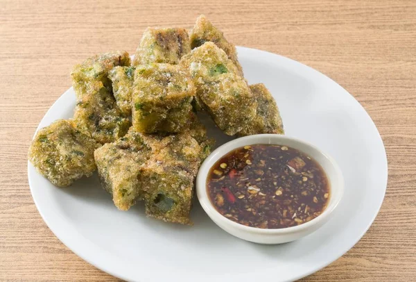 Frito al vapor de ajo Chives Dumpling servido con salsa de soja — Foto de Stock