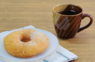 Şeker ile çay servisi ile sırlı Donut