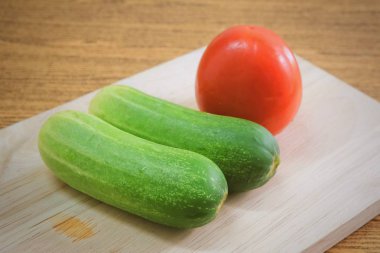 Taze domates salatalık kesme tahtası üzerinde