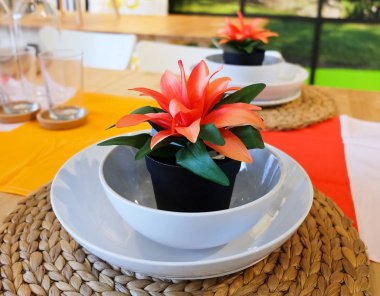 Plastik kapta portakal çiçekleri ile dekoratif Yapay ağaç