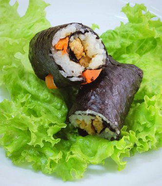 Tofu ve havuç ile Maki Sushi Roll şeyler Japon pirinç