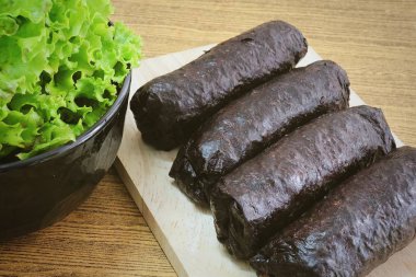 Japonca kesme tahtası üzerinde Maki Sushi pirinç