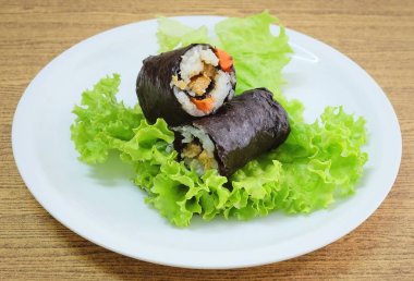Tofu ve havuç ile Maki Sushi Roll şeyler Japon pirinç