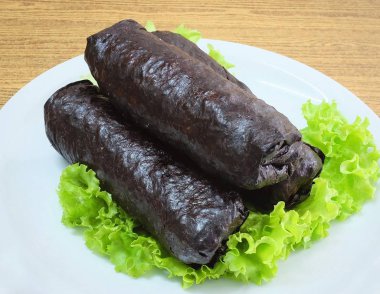 Japon pirinç Maki Sushi Roll beyaz tabak üzerinde