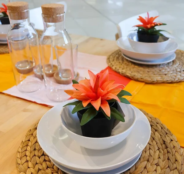 Plastik kapta portakal çiçeği ile Yapay ağaç