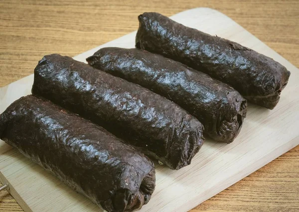 Japonca kesme tahtası üzerinde Maki Sushi pirinç