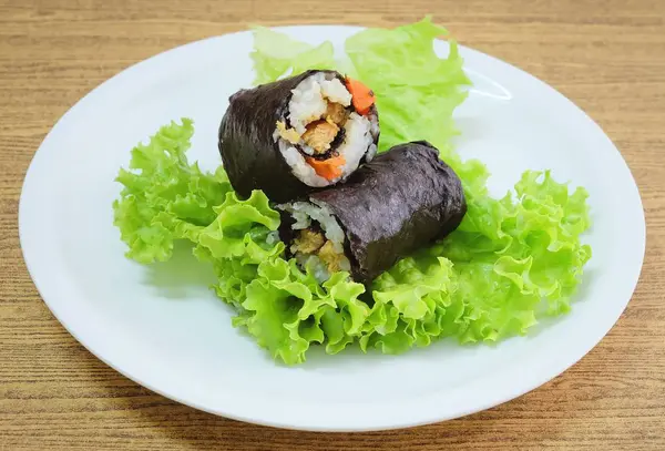 Rice japonés Maki Sushi Roll Stuff con tofu y zanahoria — Foto de Stock