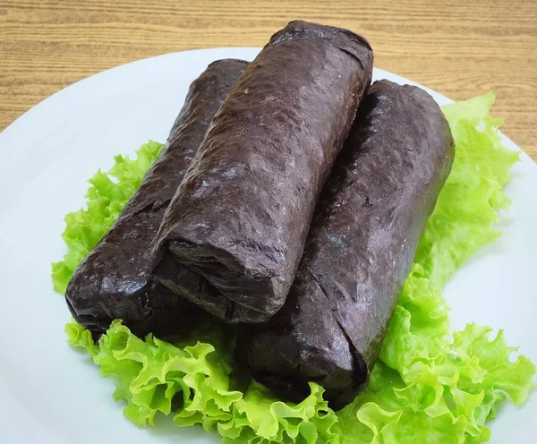 Japon pirinç Maki Sushi Roll beyaz tabak üzerinde