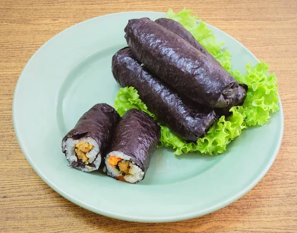 Sushi Roll Maki Jepang Beras dengan Tahu dan Wortel — Stok Foto