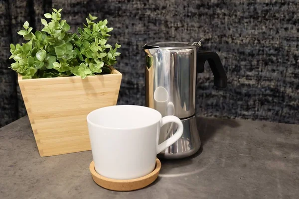 Masanın üzerine Pot ile kahve fincanı