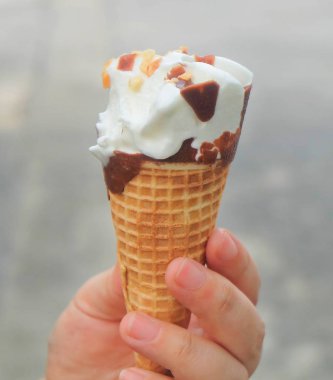 Çikolatalı dondurma koni tutan el