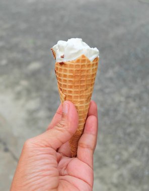 Çikolatalı dondurma koni tutan el