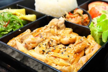 Teriyaki tavuk lezzetli Japon Bento kutusu