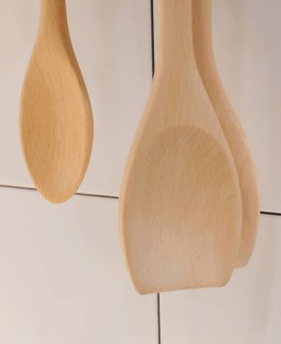 Tahta Spatula ve duvarda asılı Kepçe
