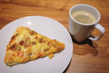 Lezzetli Pizza ile sıcak kahve