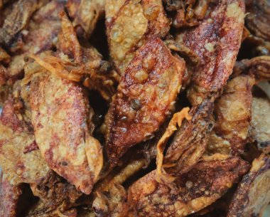 Tuzlu gevrek derin kızarmış kalamar ve ahtapot