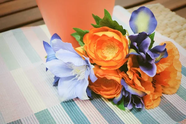 Bouquet de Ranunculus artificiel orange aux fleurs bleues — Photo