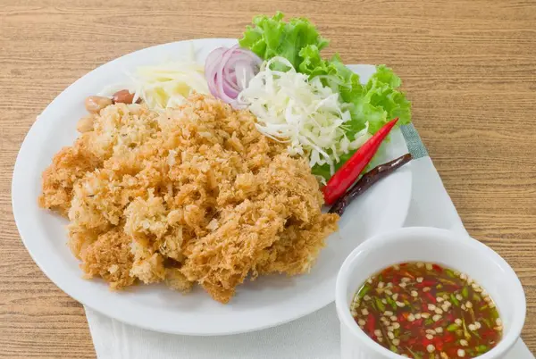 Salada de peixe-gato crocante com manga verde e legumes — Fotografia de Stock