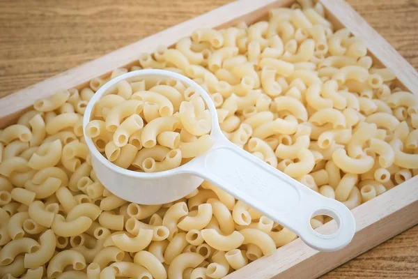 Macarrones de codo o pasta Gomiti en taza de medir — Foto de Stock