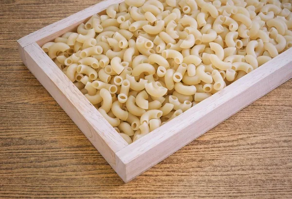 Elbow Macaroni or Gomiti Pasta in Wooden Tray — Stock Photo, Image