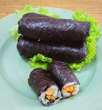 Tofu ve havuç ile Maki Sushi Roll şeyler Japon pirinç