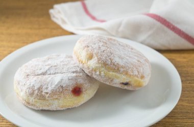 Çilek reçeli ile dolu iki taze çörek 