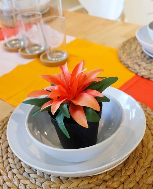 Plastik kapta turuncu çiçekli Yapay ağaç