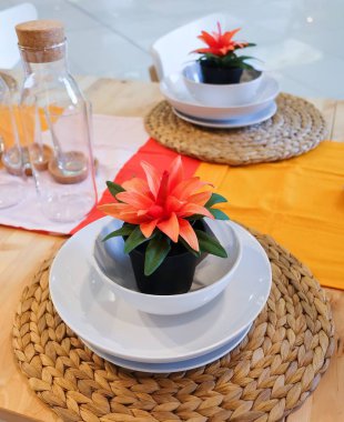 Plastik kapta turuncu çiçekli Yapay ağaç