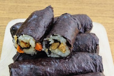 Tofu ve havuç ile Maki Sushi Roll şeyler Japon pirinç