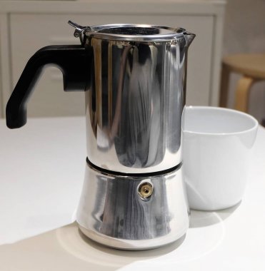 Boş kahve bardağı masanın üzerine Pot ile