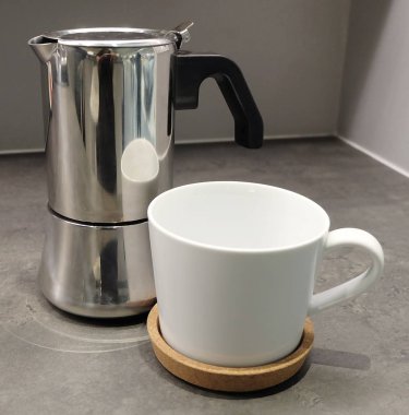 Boş kahve bardağı masanın üzerine Pot ile