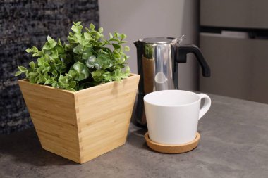 Masanın üzerine Pot ile kahve fincanı
