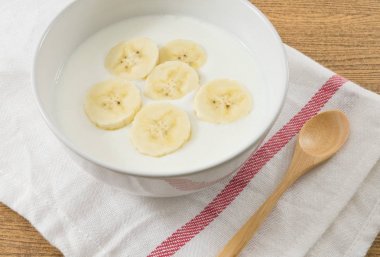 Olgun muz ile ev yapımı yoğurt kase