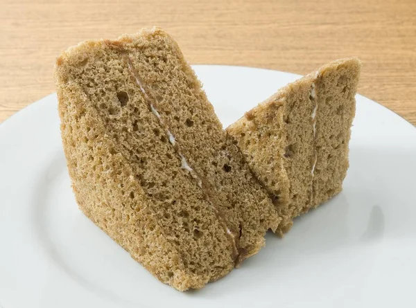 Piatto di deliziosa torta di chiffon di caffè triangolo — Foto Stock