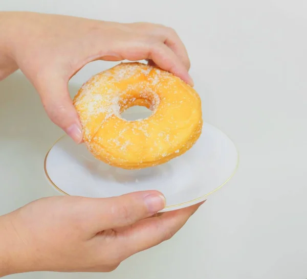 Mano celebración delicioso esmaltado donut con azúcar — Foto de Stock
