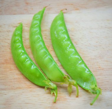 Tatlı bezelye ahşap kesme tahtası üzerinde