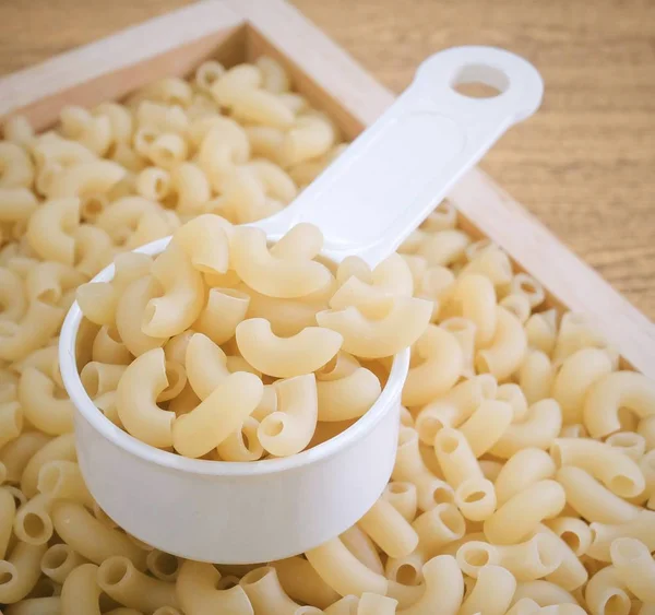 Elbow Macaroni or Gomiti Pasta in Measuring Cup — Stock Photo, Image