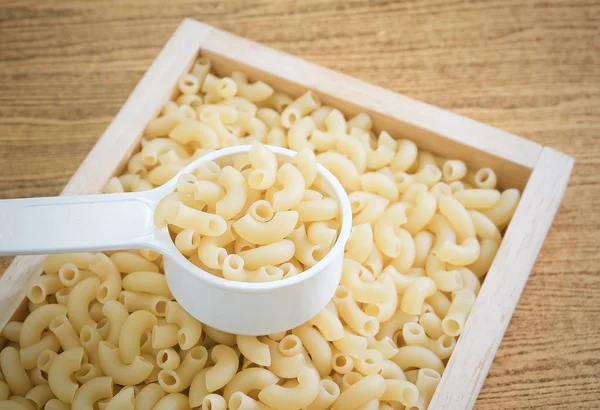 Elbow Macaroni or Gomiti Pasta in Measuring Cup — Stock Photo, Image