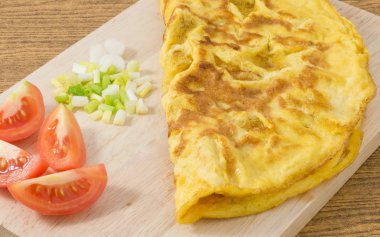 Tayland Mutfağı ve yemek, lezzetli Tay tarzı omlet domates ve doğranmış yeşil soğan ile